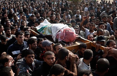 הלוויית אחמד ג'עברי, היום. הבכירים מסתתרים (צילום: AP) (צילום: AP)