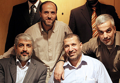 ג'עברי עם בכירי חמאס, בהם חאלד משעל, אחרי עסקת שליט (צילום: EPA) (צילום: EPA)