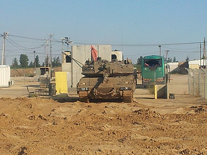 שמשה מנופצת במקום הפגיעה, היום (צילום: יואב זיתון)