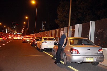 נתיבי איילון בתל אביב, הערב. "כולם עצרו בצד הכביש" (צילום: דנה קופל) (צילום: דנה קופל)