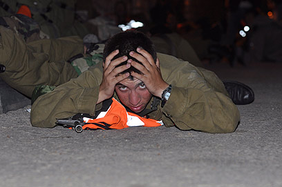 חייל תופס מחסה בזמן אזעקה בקריית מלאכי (צילום: ג'ורג' גינסברג) (צילום: ג'ורג' גינסברג)