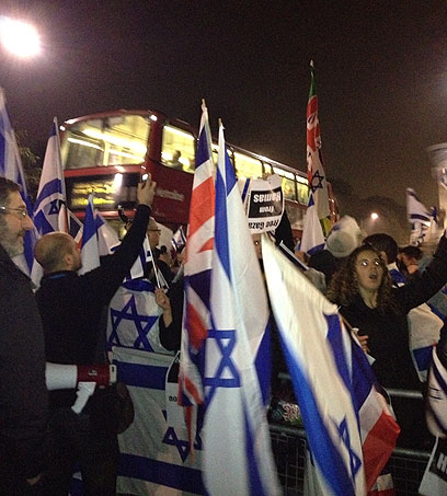 דגלי ישראל ובריטניה בהפגנת התמיכה מול ההפגנה הפרו-פלסטינית (צילום: רונה זינמן) (צילום: רונה זינמן)