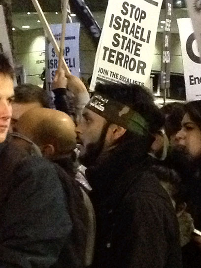 "עצרו את הטרור של מדינת ישראל". לונדון, הערב  (צילום: רונה זינמן) (צילום: רונה זינמן)