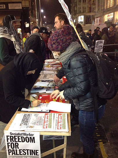 מחתימים אנשים לפעילות בהפגנה בלונדון (צילום: רונה זינמן) (צילום: רונה זינמן)
