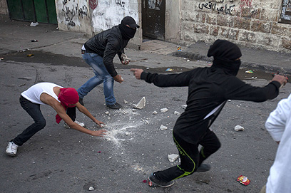 מיידים אבנים בירושלים. "החייל הגיב בירי" (צילום: AFP ) (צילום: AFP )