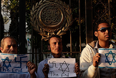 צלבי קרס בהפגנה בקהיר (צילום: AP) (צילום: AP)