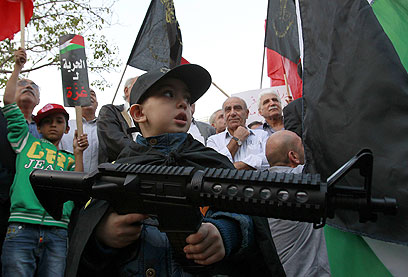 ילד בהפגנה בביירות (צילום: AFP) (צילום: AFP)