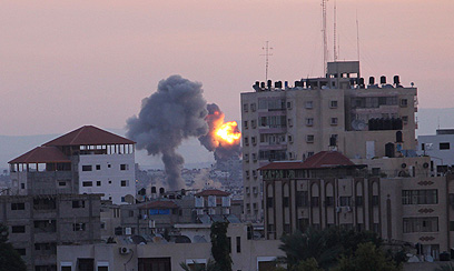 הפצצה בעזה, היום (צילום: רויטרס) (צילום: רויטרס)