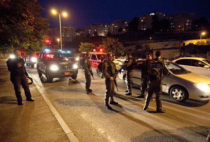 חיילים בירושלים, לאחר נפילת הרקטה  (צילום: AP) (צילום: AP)