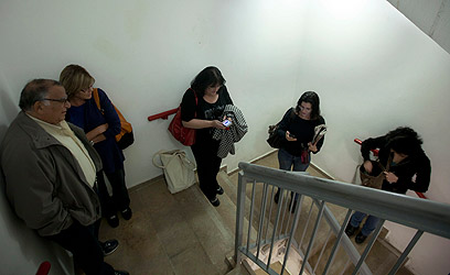תופסים מחסה בחדר מדרגות בירושלים (צילום: AP) (צילום: AP)