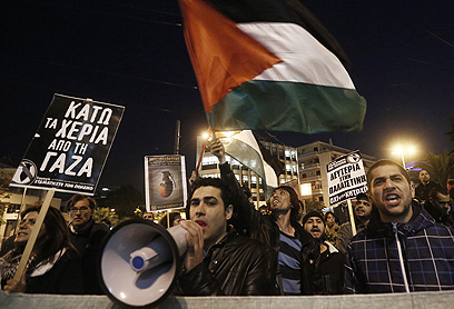 הפגנה מול שגרירות ישראל ביוון (צילום: רויטרס) (צילום: רויטרס)