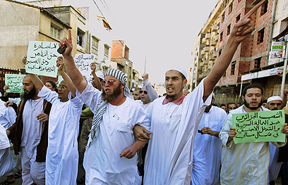 מפגינים באלג'יר התעמתו עם המשטרה (צילום: EPA) (צילום: EPA)