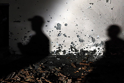 נזקי רקטה שהתפוצצה במועצת באר טוביה (צילום: AP) (צילום: AP)