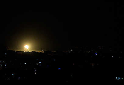 תקיפה בעזה, הערב (צילום: AFP) (צילום: AFP)
