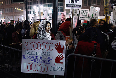 הפגנה מול הקונסוליה בניו יורק ביום חמישי (צילום: רויטרס) (צילום: רויטרס)