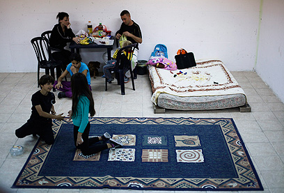 משפחה במקלט באשקלון (צילום: רויטרס) (צילום: רויטרס)