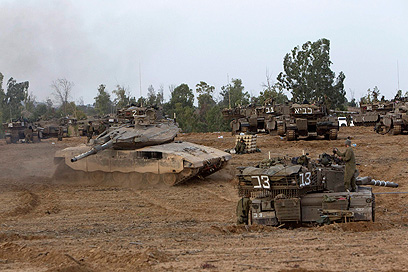 IDF tanks near Gaza border (Photo: Reuters)