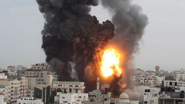 IDF attacking Gaza City in response to missile fire on Israel in 2012 (Photo: Reuters) (Photo: Reuters)