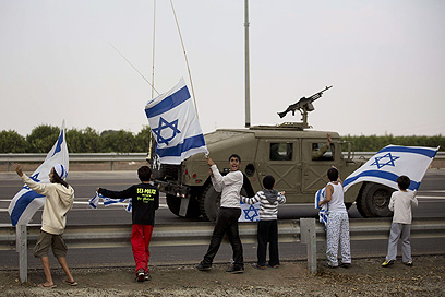 כלי רכב צבאיים בדרכם דרומה (צילום: AFP) (צילום: AFP)