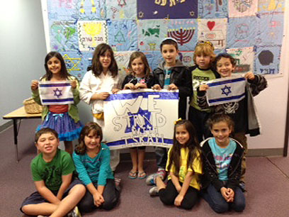 תלמידים בסן דייגו עם דגלי ישראל (צילום: באדיבות הסוכנות היהודית) (צילום: באדיבות הסוכנות היהודית)