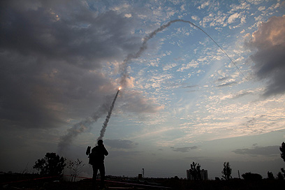 כיפת ברזל מיירטת מעל תל-אביב (צילום: AP) (צילום: AP)