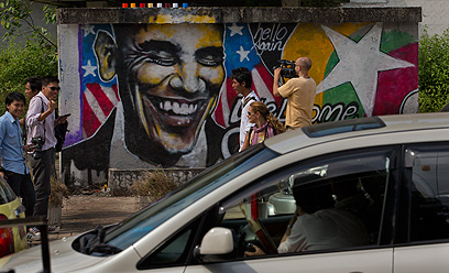 מתכוננים לבואו של אובמה עם גרפיטי במיאנמר (צילום: AP) (צילום: AP)
