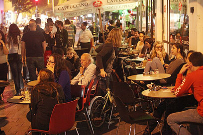 בית קפה הומה בתל אביב אחרי האזעקות. "חשוב להמשיך בשגרה" (צילום: מוטי קמחי) (צילום: מוטי קמחי)