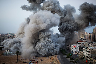 הפצצות בעזה (צילום: AP) (צילום: AP)