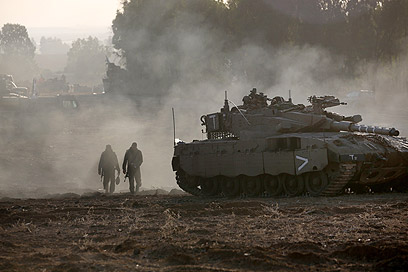 כוחות צה"ל על גבול רצועת עזה (צילום: AFP) (צילום: AFP)