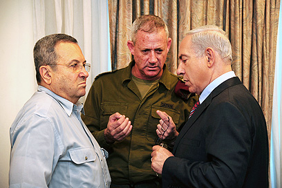 Barak (L) with Gantz and Bibi during Gaza op (Photo: Kobi Gideon, GPO)