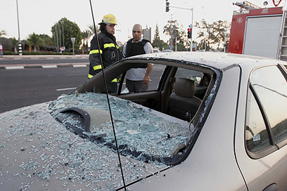המכונית שנפגעה באופקים (צילום: אליעד לוי) (צילום: אליעד לוי)