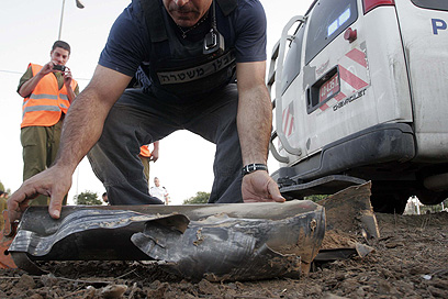 שרידי הרקטה שפגעה סמוך לכלי הרכב באופקים (צילום: אליעד לוי) (צילום: אליעד לוי)