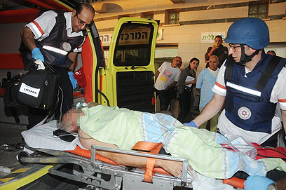 פצוע מאופקים מפונה לבית החולים (צילום:הרצל יוסף) (צילום:הרצל יוסף)