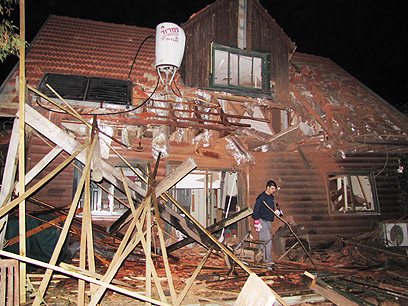 ההרס שאחרי הגראד (צילום: דוברות המועצה האזורית באר טוביה) (צילום: דוברות המועצה האזורית באר טוביה)
