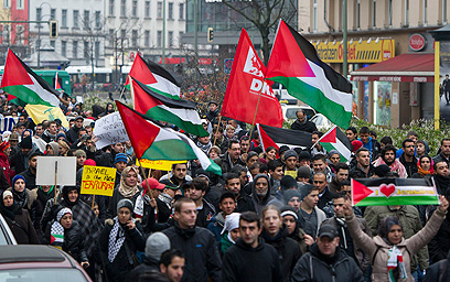 הפגנה נגד ישראל בברלין  (צילום: EPA) (צילום: EPA)