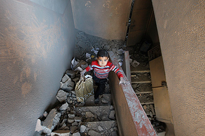 ילד בביתו לאחר תקיפה של חיל האוויר בעזה (צילום: AP) (צילום: AP)