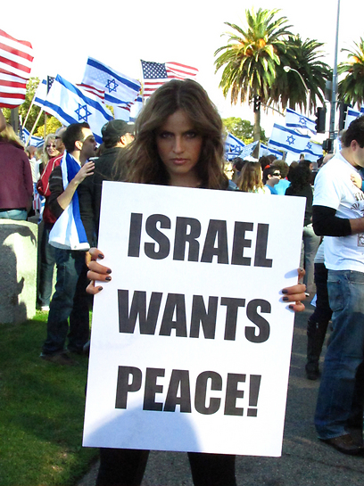 רוצים שלום! נועה תשבי מפגינה בלוס אנג'לס (צילום: באדיבות Israeli Leadership Council ) (צילום: באדיבות Israeli Leadership Council )