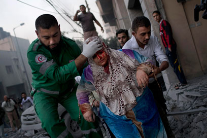 פצועים פלסטינים בתקיפה  (צילום: AP) (צילום: AP)