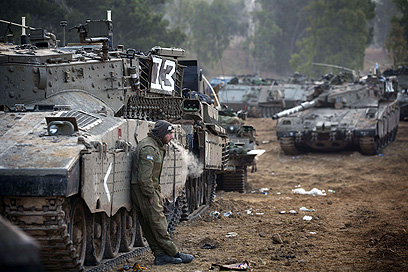 חיילים בגבול הרצועה (צילום: AFP) (צילום: AFP)