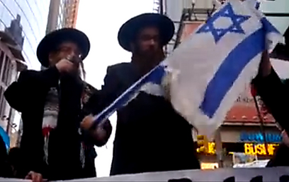 נטורי קרתא קורעים את דגל ישראל בטיימס סקוור אתמול ()