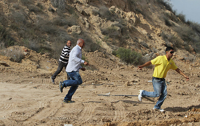 אזרחים נמלטים בזמן אזעקה באזור עוטף עזה (צילום: גיל יוחנן) (צילום: גיל יוחנן)