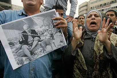 הפגנה נגד המבצע בשכם (צילום: AP) (צילום: AP)