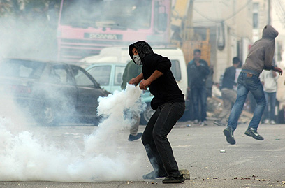 גז מדמיע בכפר חלול (צילום: AFP) (צילום: AFP)