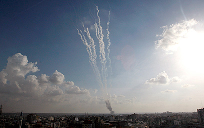 רקטות נורות מעזה לעבר ישראל. הרומנים לא נבהלו  (צילום:AP) (צילום:AP)