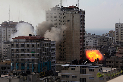 המבצע הישראלי בעזה כבש את הכותרות בארה"ב (צילום: EPA) (צילום: EPA)