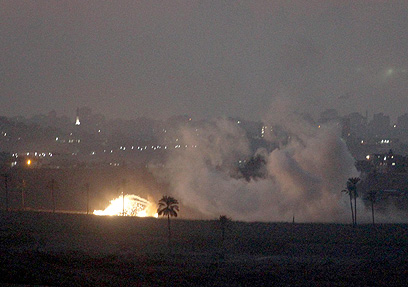 ירי ישראלי בצפון רצועת עזה (צילום: גיל יוחנן) (צילום: גיל יוחנן)