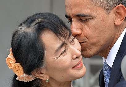נשיא ארה"ב ברק אובמה ומנהיגת האופוזיציה במיאנמר, אונג סן סו צ'י (צילום: AFP) (צילום: AFP)