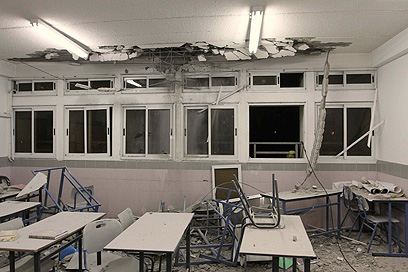 בית ספר באשקלון שספג פגיעה ישירה  (צילום: עידו ארז) (צילום: עידו ארז)