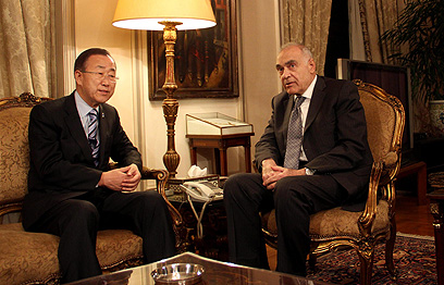 מדברים על שלום. מזכ"ל האו"ם ושר החוץ המצרי (צילום: AP) (צילום: AP)