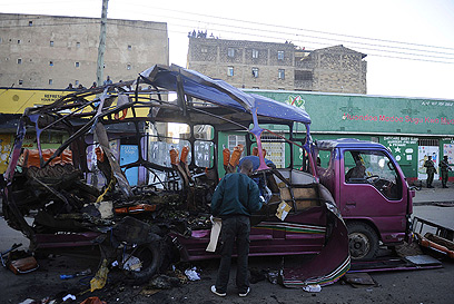 9 הרוגים בפיצוץ מטען נפץ מאולתר באוטובוס. ניירובי (צילום: AFP) (צילום: AFP)